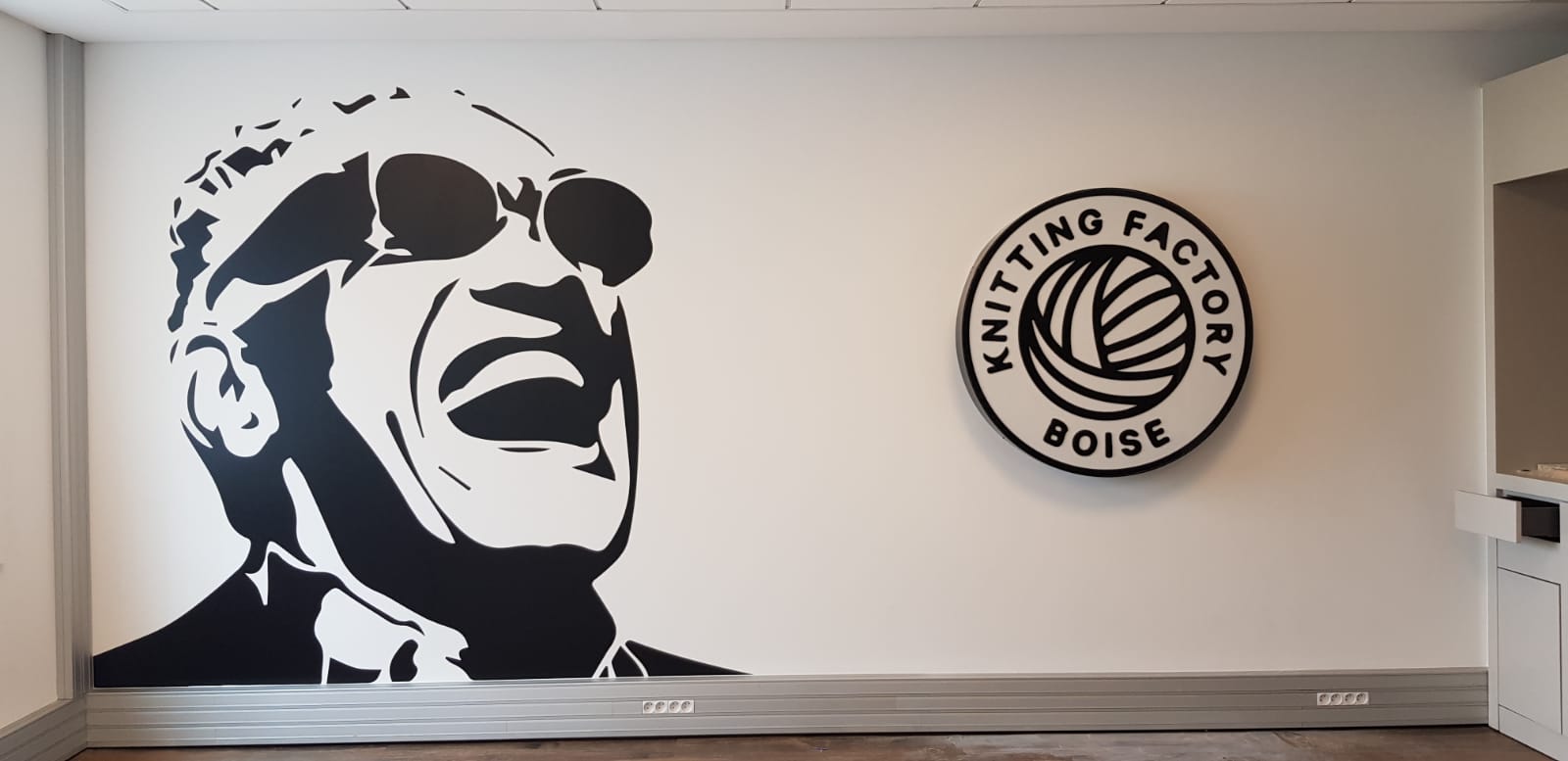 Décoration Murale bureaux avec stickers et logo 3D en noir et blanc