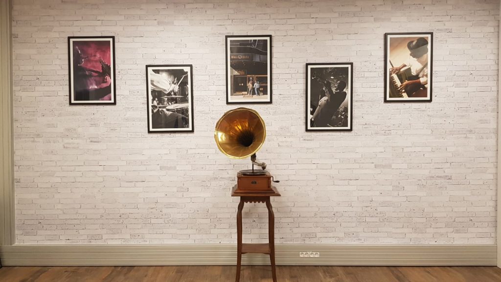 Décoration au thème jazz avec un graphophone et des cadres