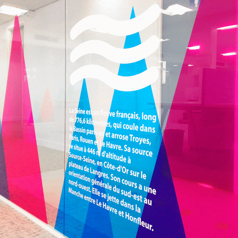 Adhésif cristal créant une vitrophanie colorée d'un bureau au motif de montagnes.