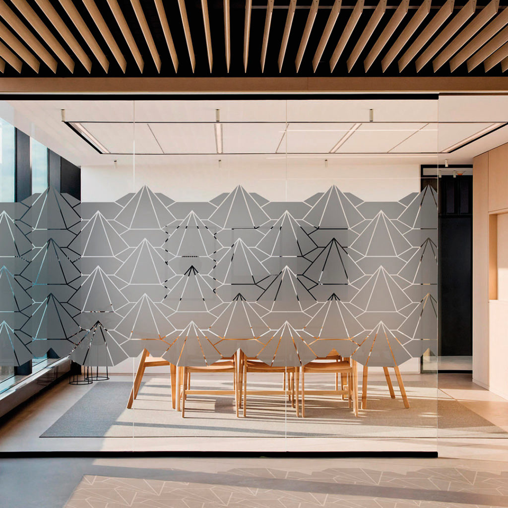 La vitrophanie design d'une salle de réunion à des adhésifs dépoli aux motifs triangulaires/montagnes