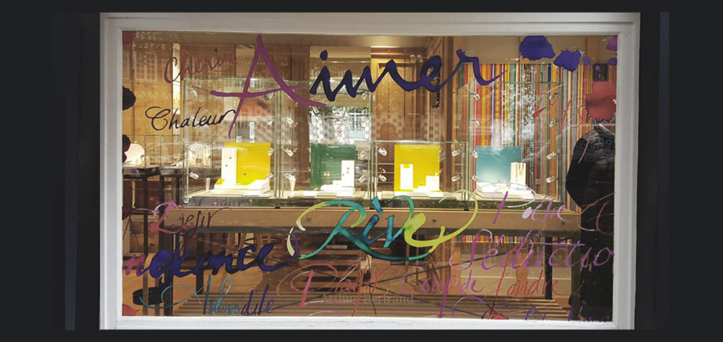 Vitrophanie avec lettrage en adhésif pour habillage vitrine
