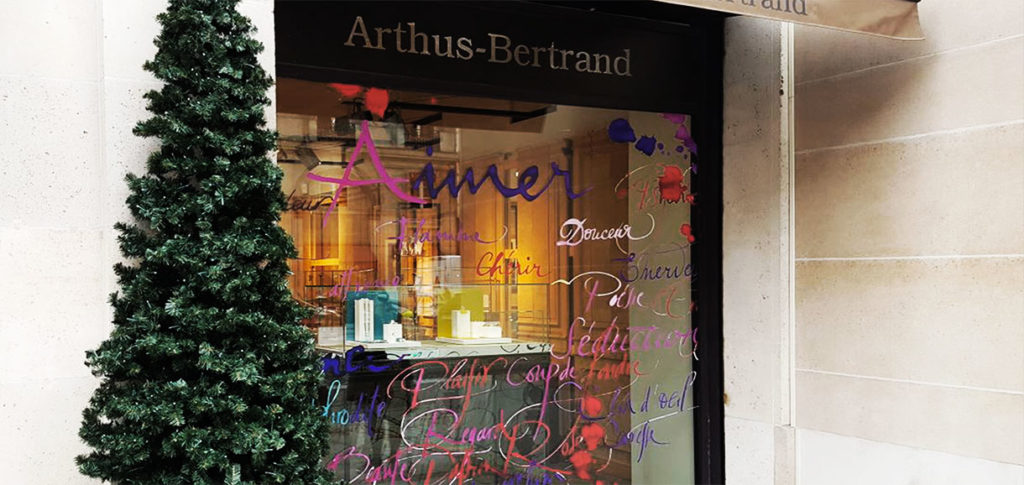 Vitrophanie avec lettrage en adhésif pour habillage vitrine