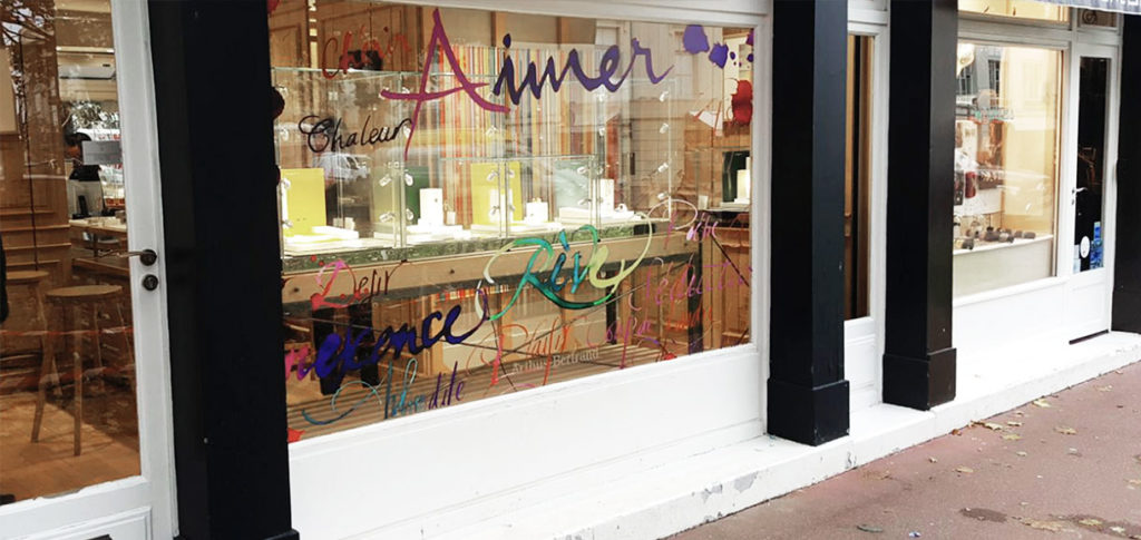 Vitrophanie avec lettrage en adhésif pour habillage vitrine