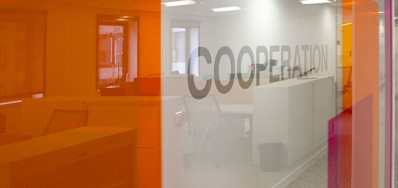 Vitrophanie pour bureaux avec lettrage ajouré