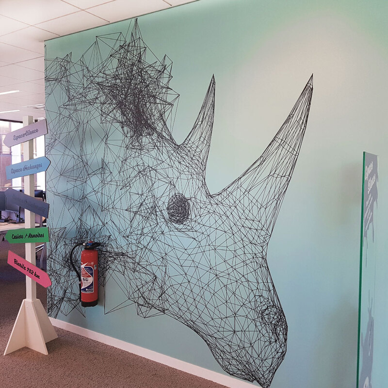 Décoration murale sur fond coloré d'un rhinocéros en lignes graphiques