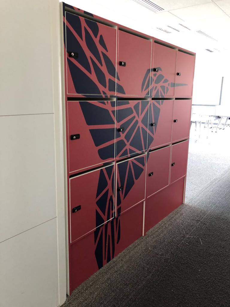 Décoration de bureaux avec adhésif sur casiers d'un oiseau graphique au thème tropical