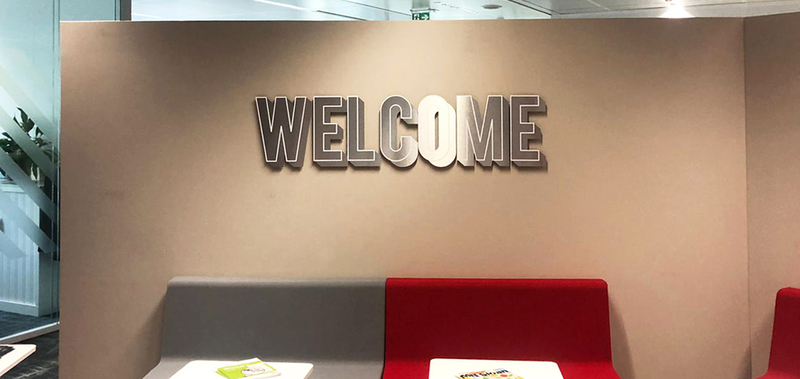Logo mural en aluminium dibond du mot welcome