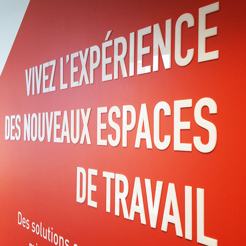 Texte lettrage en relief blanc en 3d sur un mur orange d'un bureau