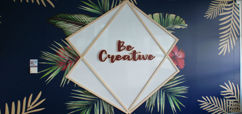 Décoration murale avec design et lettrage 3D et impression tropical