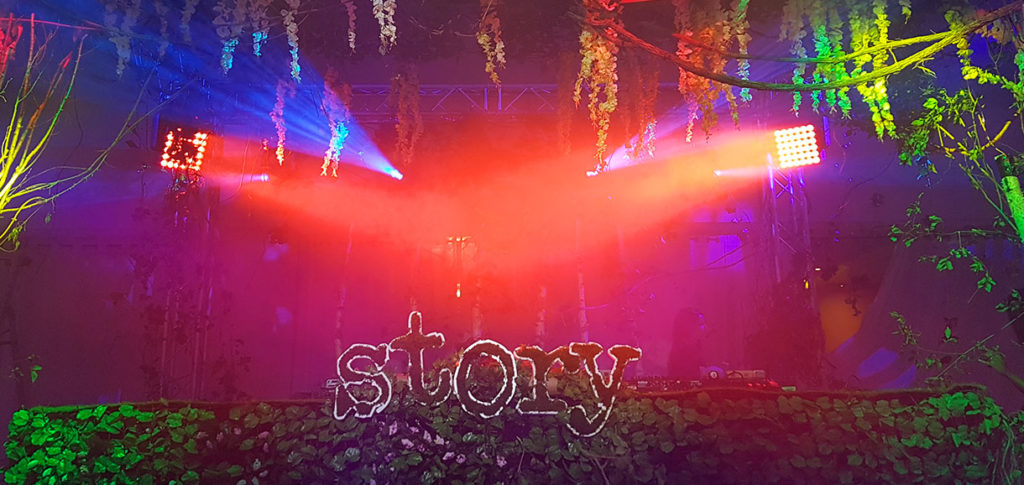 Décoration et lettrage pour événement avec du végétal stabilisé