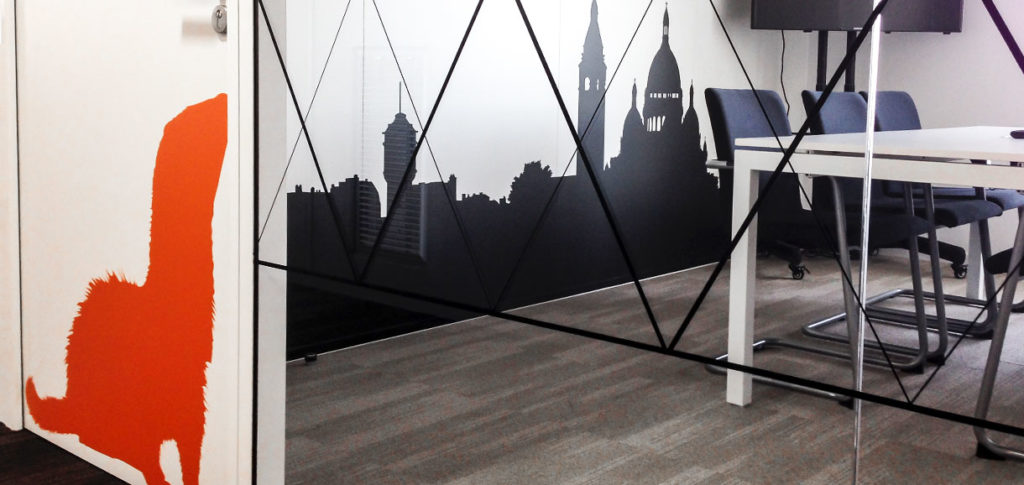 Décoration adhésif sur vitre graphique et adhésif sur porte