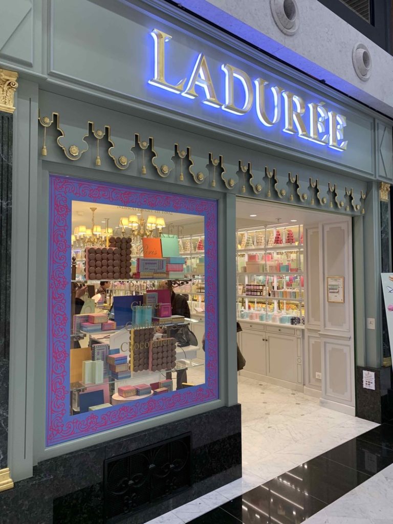 décoration d'une vitrine Ladurée avec des adhésifs design et colorés