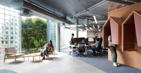 L’attribut alt de cette image est vide, son nom de fichier est paristic-agence-decoration-bureaux-airbnb-open-space.jpg.