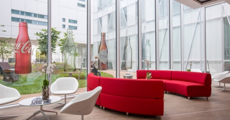 L’attribut alt de cette image est vide, son nom de fichier est paristic-agence-decoration-bureaux-coca-cola-entree.jpg.