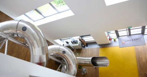 L’attribut alt de cette image est vide, son nom de fichier est paristic-agence-decoration-bureaux-linkbynet-toboggan.jpeg.