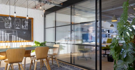 L’attribut alt de cette image est vide, son nom de fichier est paristic-agence-decoration-murale-bureaux-entreprise-reunion.jpg.