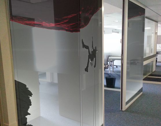 Vitrophanie pour bureaux au thème du sport