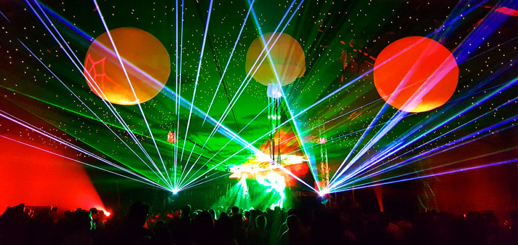 Décoration d'un scène de spectacle pour événement