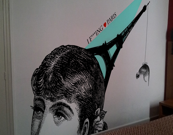 Décoration murale pour hotel avec stickers au thème Paris