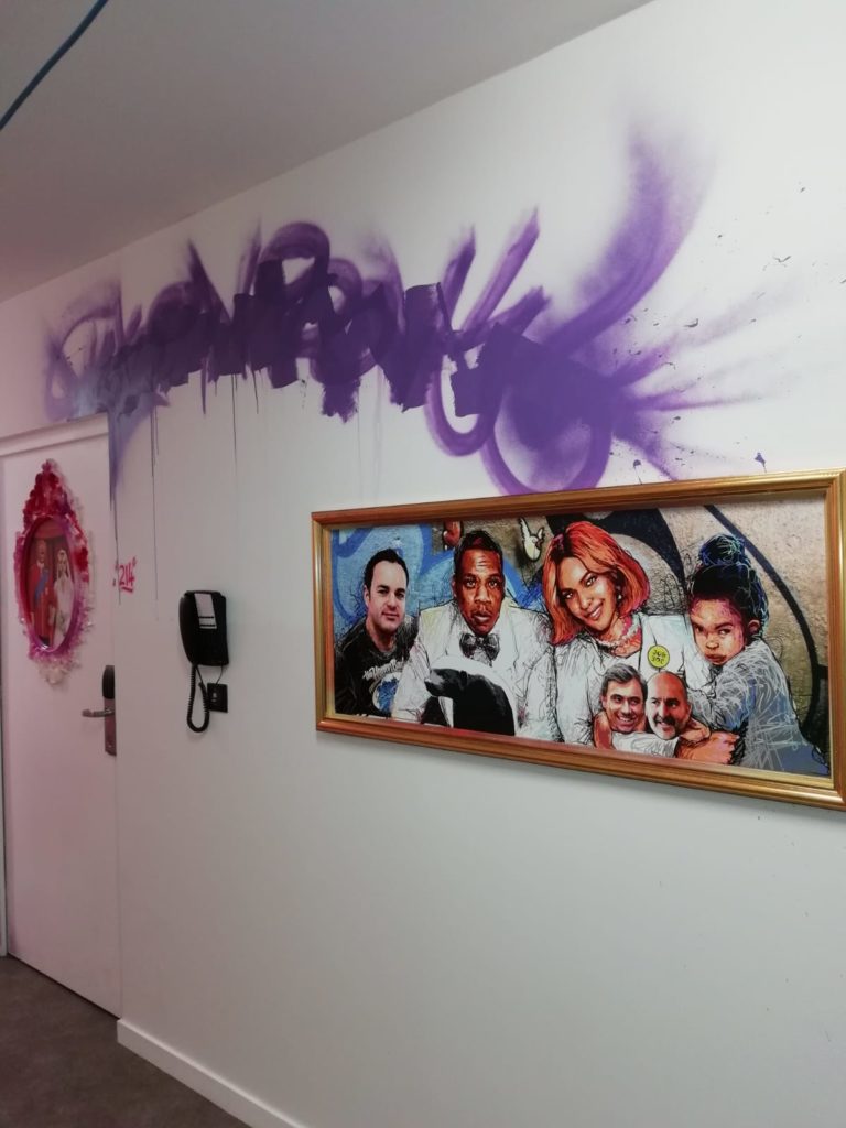 Décoration murale pour hotel avec cadres au thème Paris