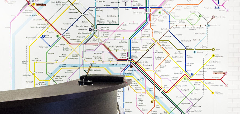 Décoration murale avec motif plan métro parisien