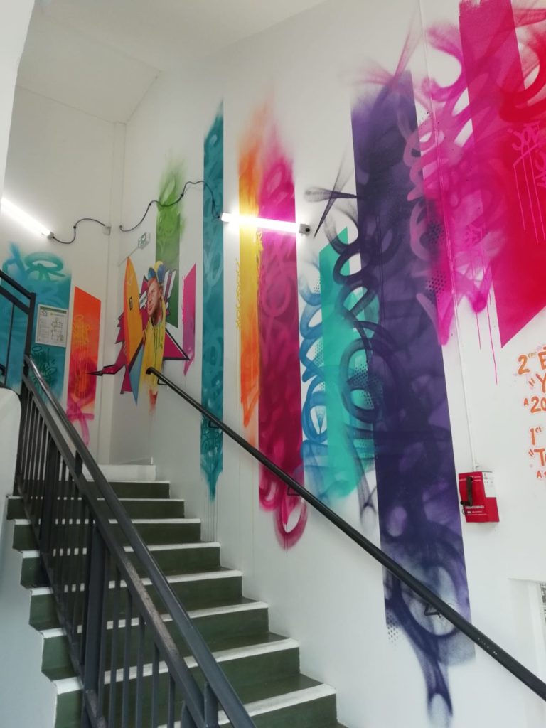 Décoration murale colorée pour hotel au thème street art