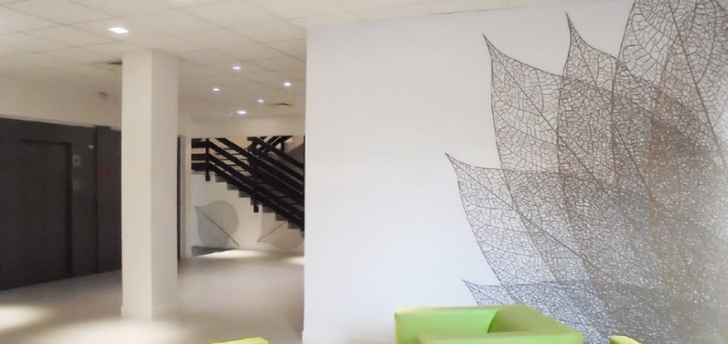 Décoration murale avec un feuillage design sur la moitié de la paroi