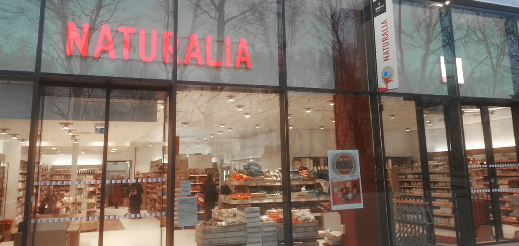 Décoration avec kakemono pour vitrine de magasin