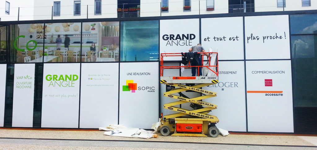 Pose d'une vitrophanie par un technicien Paristic