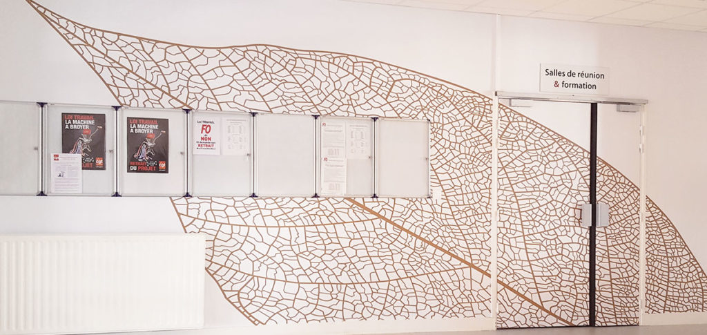 Décoration murale avec adhésif au motif végétal