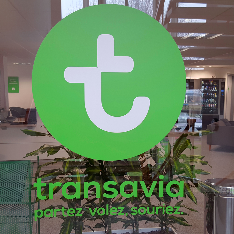 logo imprimé en vitrophanie pour un bureau parisien